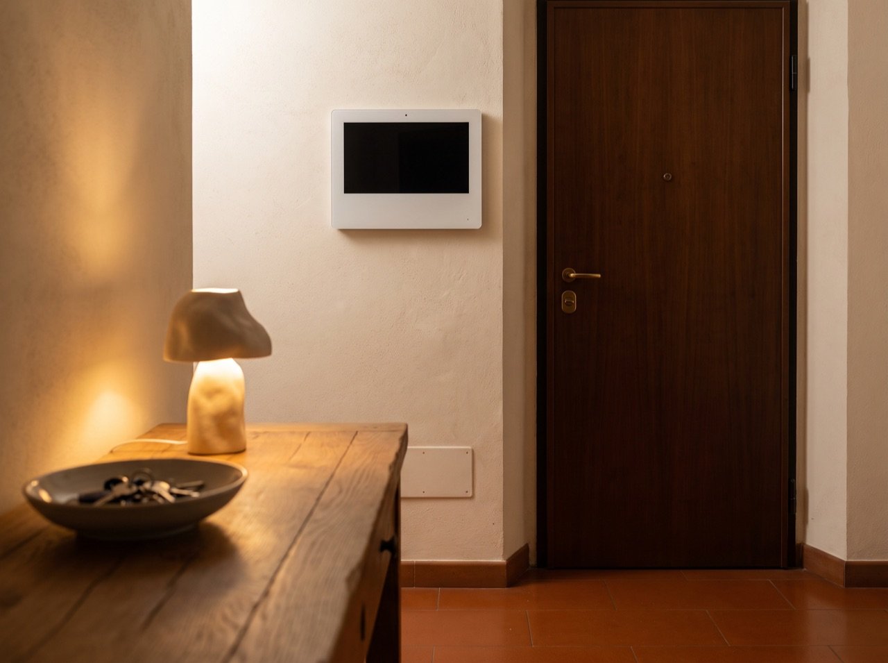Tastiera di comando dell'impianto antintrusione installata all'ingresso
